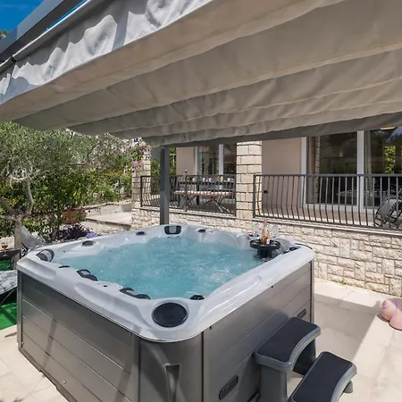 Family-friendly House With Hot Tub - 25514 Hébergement de vacances *