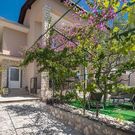 Hébergement de vacances Family-friendly House With Hot Tub - 25514