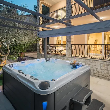 Family-friendly House With Hot Tub - 25514 *