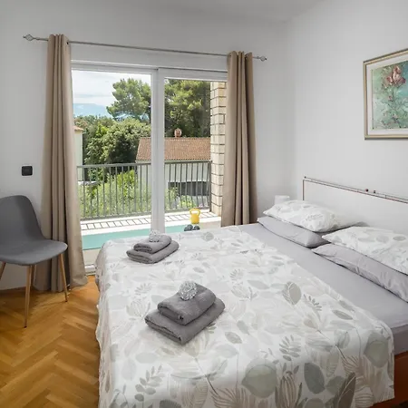 Hébergement de vacances Family-friendly House With Hot Tub - 25514