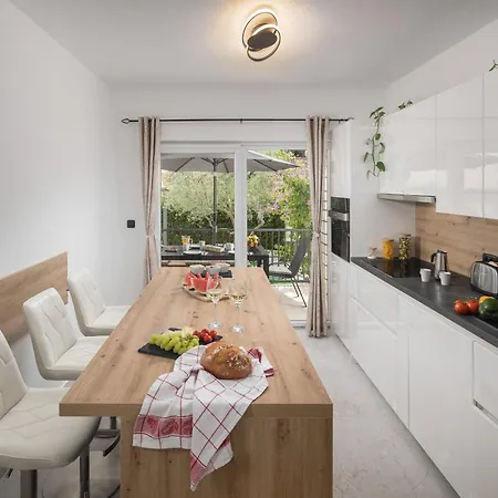 Hébergement de vacances Family-friendly House With Hot Tub - 25514