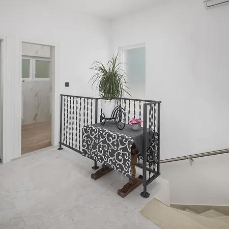 Family-friendly House With Hot Tub - 25514