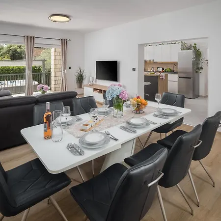 Hébergement de vacances Family-friendly House With Hot Tub - 25514